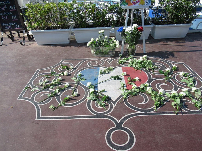 Una mattinata silenziosa: Nizza vive il primo anniversario della strage. Lungo il Quai des Etats Unis una fila continua di persone posa delle mattonelle colorate che recano, a forma di cuore, i nomi dei caduti Una mattinata silenziosa: Nizza vive il primo anniversario della strage. Lungo il Quai des Etats Unis una fila continua di persone posa delle mattonelle colorate che recano, a forma di cuore, i nomi dei caduti