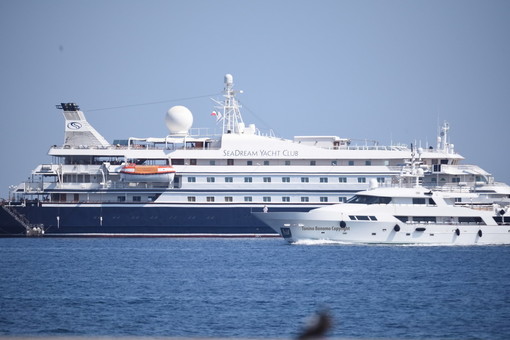 Sanremo: oggi in rada la nave da crociera 'SeaDream', le foto scattate da Tonino Bonomo