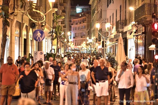 Un fiume di gente in via Matteotti nelle sere di agosto Un fiume di gente in via Matteotti nelle sere di agosto