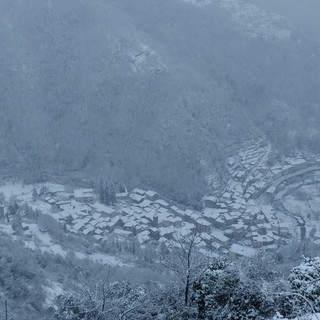 Anche a Chiusanico è scesa tanta neve: operatori e volontari al lavoro per liberare le strade