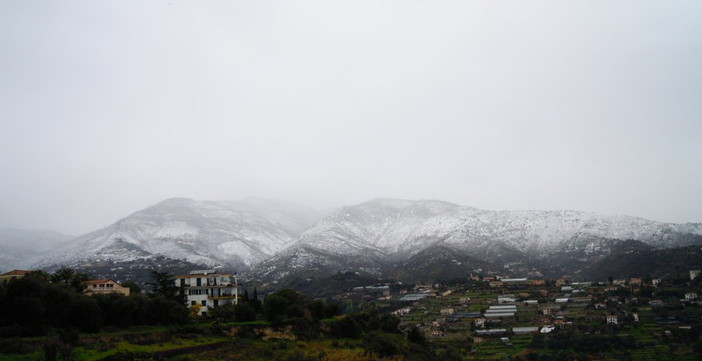 Maltempo sul ponente: le foto del nostro lettore Silvano della neve sulle colline di Sanremo