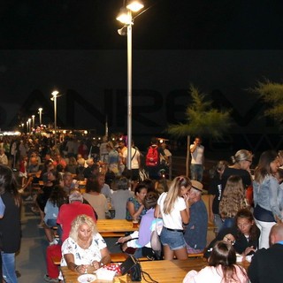 Vallecrosia: tanta gente ieri sul lungomare per la 'Notte Blu' tra musica, divertimento e fuochi artificiali (Foto)