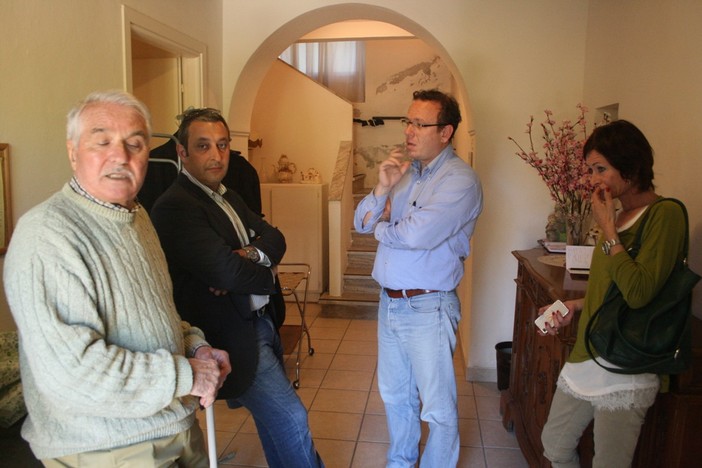 Elezioni Bordighera: Patrick Novembre oggi a sorpresa al centro sociale per anziani Elezioni Bordighera: Patrick Novembre oggi a sorpresa al centro sociale per anziani