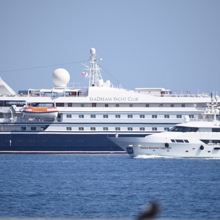 Sanremo: oggi in rada la nave da crociera 'SeaDream', le foto scattate da Tonino Bonomo