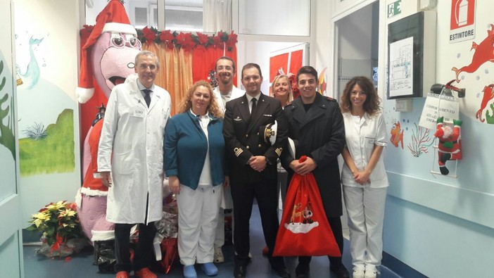 IL Comandante Vincenzo Fronte nel reparto di Pediatria