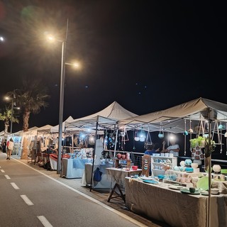 Vallecrosia si accende con la Notte Blu: birra artigianale, street food, musica e fuochi sul mare Vallecrosia si accende con la Notte Blu: birra artigianale, street food, musica e fuochi sul mare