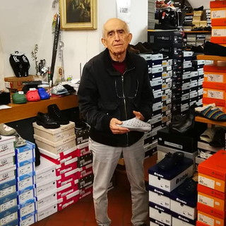 Sanremo: il 'pilastro' di Bettinelli in via Corradi, ecco Nonno Giacomo con gli auguri della nipote Giulia Sanremo: il 'pilastro' di Bettinelli in via Corradi, ecco Nonno Giacomo con gli auguri della nipote Giulia