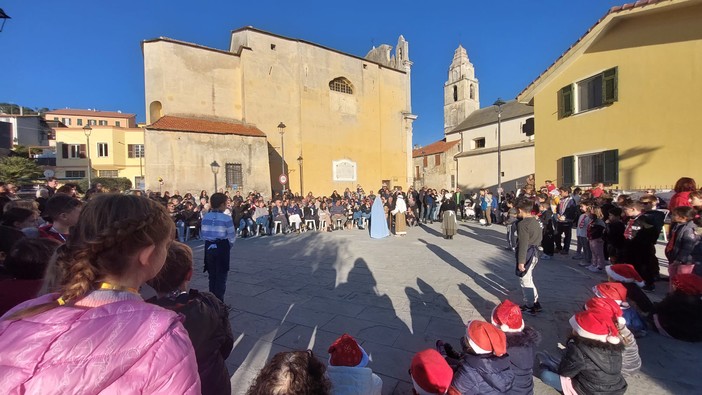 Festa di Natale a Cipressa con i bimbi della primaria e dell'infanzia Festa di Natale a Cipressa con i bimbi della primaria e dell'infanzia