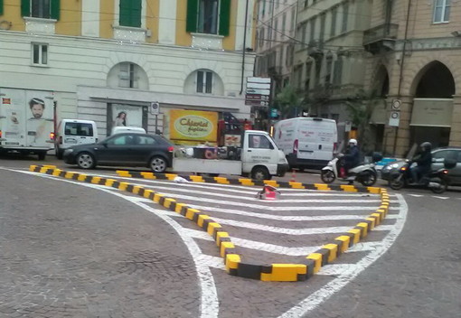 Sanremo: via ai lavori, torna l'aiuola spartitraffico di piazza Colombo di fronte a via Matteotti (Foto)