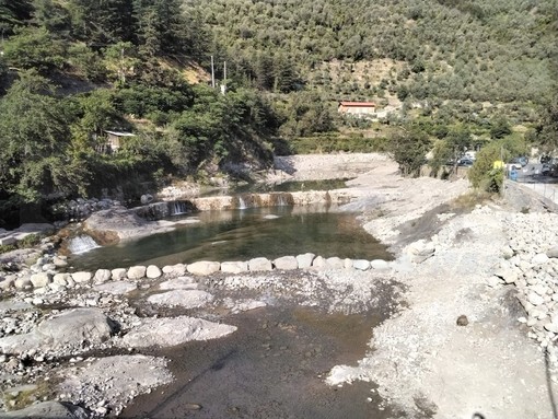 Badalucco: terminati i lavori, ecco il nuovo 'laghetto' sul torrente Argentina. Arriveranno anche le 'spiagge' (Foto)