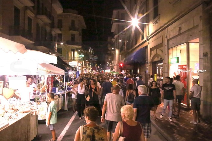 Bordighera invasa da residenti e turisti: tutti insieme ieri sera la 'Notte Rosa' per un sano divertimento (Foto)