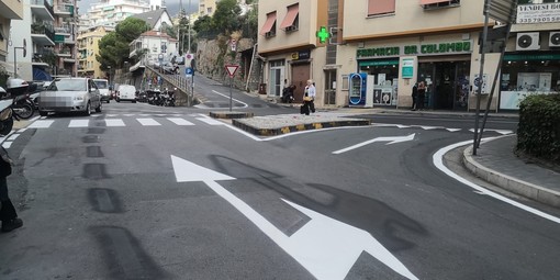 Sanremo: venti posti moto e tre per auto in più, ridisegnata nella notte la segnaletica orizzontale di zona Borgo (Foto)