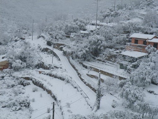 Maltempo: nevica sul basso Piemonte, e sulle strade che portano al Nord. Buone notizie per gli sciatori