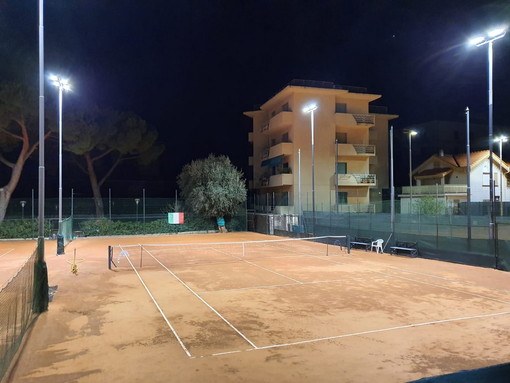 Bordighera: al Lawn Tennis Club si passa all'illuminazione a led, risparmio energetico e più luce sui campi (Foto)