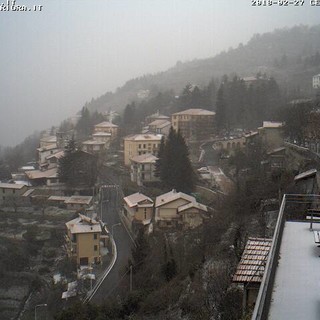 Maltempo sul ponente: ha iniziato a nevicare a Triora, rischio neve e ghiaccio nel corso della serata (Video) Maltempo sul ponente: ha iniziato a nevicare a Triora, rischio neve e ghiaccio nel corso della serata (Video)