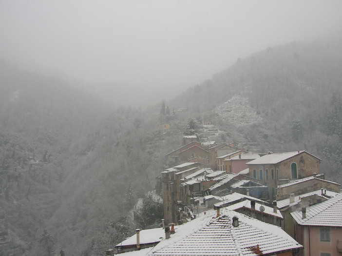Maltempo sulla nostra provincia: le suggestive foto della nevicata in atto a Castelvittorio