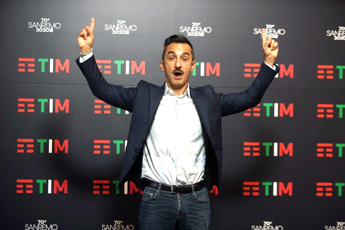 Sanremo, “La Notte dei Fiori” accende l’estate: da Concato a Masini, omaggio ai cantautori liguri e al Festival Sanremo, “La Notte dei Fiori” accende l’estate: da Concato a Masini, omaggio ai cantautori liguri e al Festival