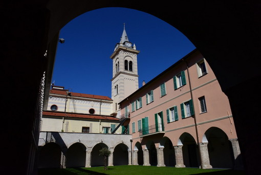Ventimiglia, diciannove artisti in mostra nel chiostro della chiesa di Sant'Agostino (Foto) Ventimiglia, diciannove artisti in mostra nel chiostro della chiesa di Sant'Agostino (Foto)