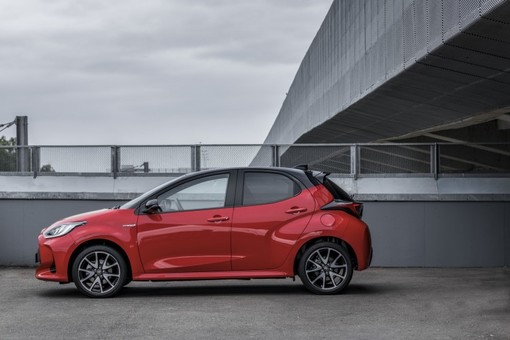 Sempre più lontano con la nuova Yaris Hybrid, icona delle city car