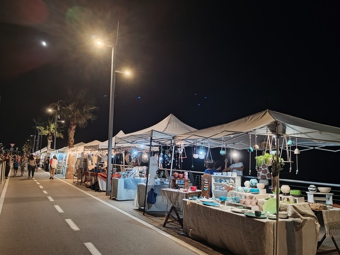 Vallecrosia si accende con la Notte Blu: birra artigianale, street food, musica e fuochi sul mare Vallecrosia si accende con la Notte Blu: birra artigianale, street food, musica e fuochi sul mare