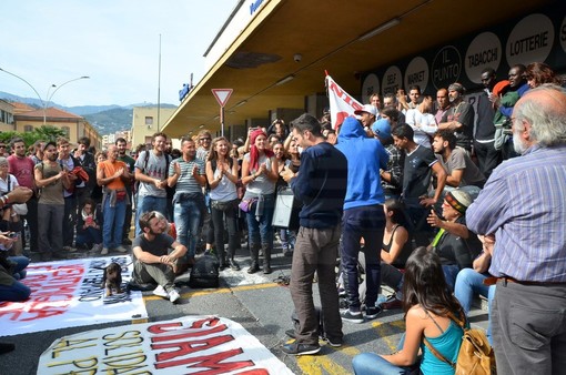 Migranti al confine: nuove manifestazioni nel weekend? Per ora c'è solo una conferma per lunedì a Mentone Migranti al confine: nuove manifestazioni nel weekend? Per ora c'è solo una conferma per lunedì a Mentone