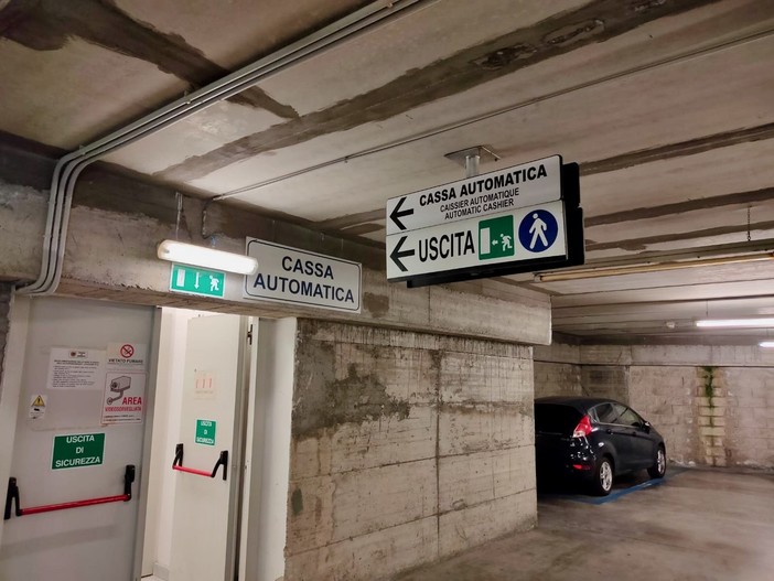 I nuovi cartelli nel parcheggio della stazione FS di Sanremo I nuovi cartelli nel parcheggio della stazione FS di Sanremo