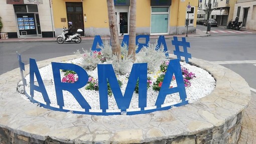 Restyling della rotonda ad #Arma di Taggia ed esplode la polemica: botta e risposta tra Sindaco e cittadini (Foto) Restyling della rotonda ad #Arma di Taggia ed esplode la polemica: botta e risposta tra Sindaco e cittadini (Foto)