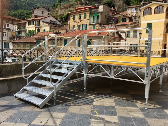 Ceriana: montato sulla piazza della chiesa il nuovo e fiammante palco per le manifestazioni (Foto)