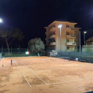 Bordighera: al Lawn Tennis Club si passa all'illuminazione a led, risparmio energetico e più luce sui campi (Foto) Bordighera: al Lawn Tennis Club si passa all'illuminazione a led, risparmio energetico e più luce sui campi (Foto)