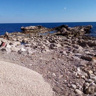 Ventimiglia: spiaggetta dei Balzi Rossi, la doppia segnalazione dello scrittore Enzo Barnabà