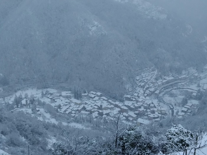 Anche a Chiusanico è scesa tanta neve: operatori e volontari al lavoro per liberare le strade