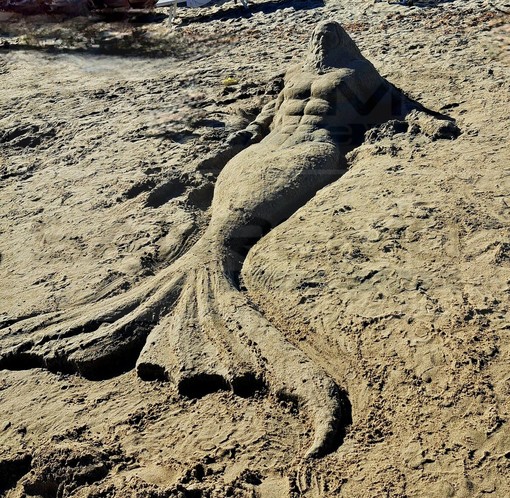 Arte in spiaggia ad Arma di Taggia: un giovane artista scolpisce Nettuno nella sabbia davanti al Ruffini (Foto) Arte in spiaggia ad Arma di Taggia: un giovane artista scolpisce Nettuno nella sabbia davanti al Ruffini (Foto)
