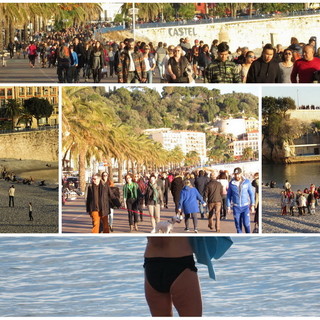 Nizza: sembra una processione sulla Promenade des Anglais, ma sono i turisti, a migliaia venuti per le feste di Fine Anno