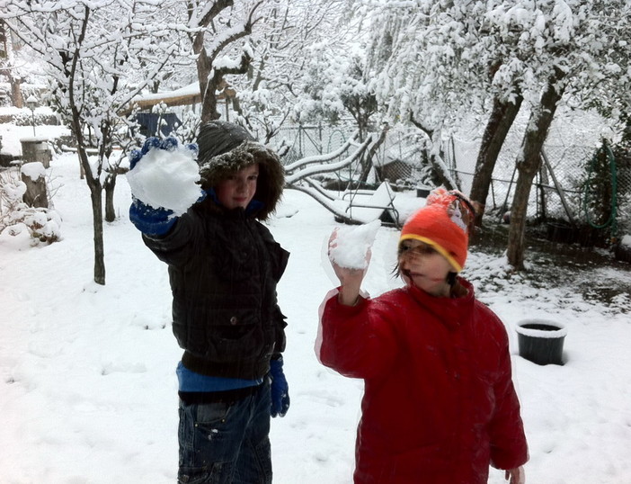 Sanremo: nevicata in atto sulle alture, foto da Borello con 8 cm di neve e -2 di temperatura
