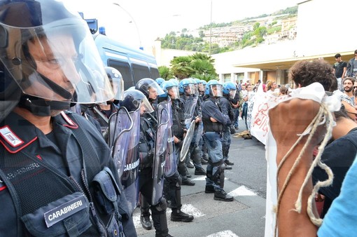 Ventimiglia: la 'videofotostoria' della giornata di ieri tra i 'No Borders', tra attivisti corretti ed altri che hanno insultato le forze dell'ordine