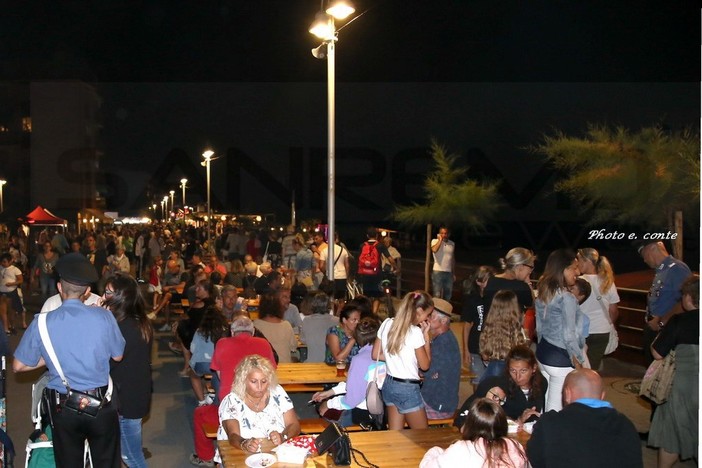 Vallecrosia: tanta gente ieri sul lungomare per la 'Notte Blu' tra musica, divertimento e fuochi artificiali (Foto)