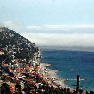 Nebbia e nuvole basse sul litorale: è colpa dell'improvvisa aria calda con il mare ancora freddo