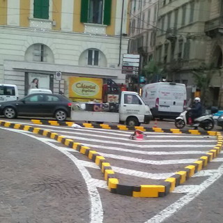 Sanremo: via ai lavori, torna l'aiuola spartitraffico di piazza Colombo di fronte a via Matteotti (Foto)