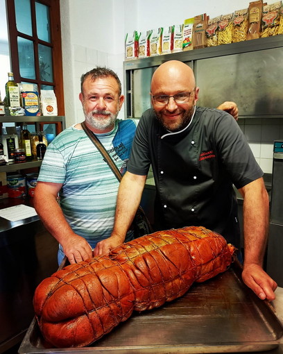 Diano Marina: oltre 21 chili per una Nduja gigante alla scuola di cucina 'O Sole Mio’ dello chef Giuseppe Colletti