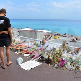 Nizza: a 10 giorni dall'attentato del 14 luglio sulla Promenade si cerca di tornare alla normalità, ma non è facile