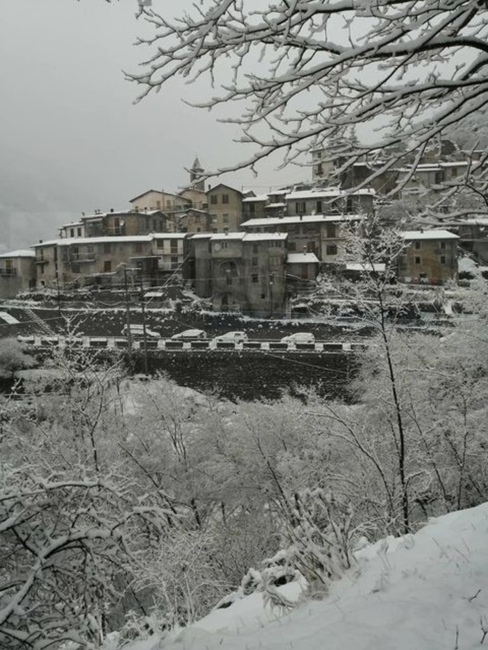 Triora: nevicata anche nella frazione di Creppo, le fotografie della nostra lettrice Arianna