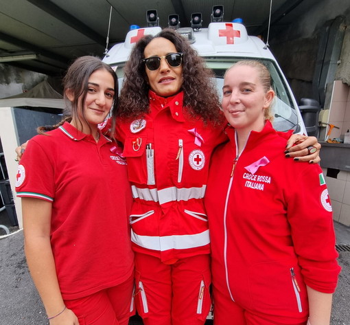 Sanremo: da oggi le volontarie della Croce Rossa con il nastrino rosa per il mese della prevenzione (Foto)