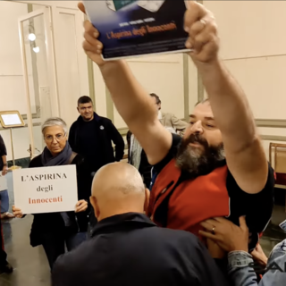 I no-vax al Casinò di Sanremo per la presentazione del libro di Matteo Bassetti