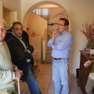 Elezioni Bordighera: Patrick Novembre oggi a sorpresa al centro sociale per anziani Elezioni Bordighera: Patrick Novembre oggi a sorpresa al centro sociale per anziani