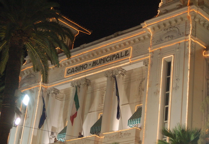 Sanremo: ‘Show Time’ al Roof Garden del Casinò, serate indimenticabili tra musica live, danze, acrobazie e magia Sanremo: ‘Show Time’ al Roof Garden del Casinò, serate indimenticabili tra musica live, danze, acrobazie e magia