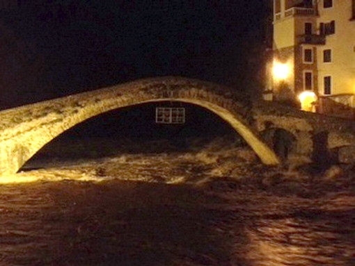 Il torrente Nervia alle 7 a Dolceacqua (foto Paolo Dallorto) Il torrente Nervia alle 7 a Dolceacqua (foto Paolo Dallorto)