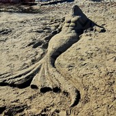 Arte in spiaggia ad Arma di Taggia: un giovane artista scolpisce Nettuno nella sabbia davanti al Ruffini (Foto) Arte in spiaggia ad Arma di Taggia: un giovane artista scolpisce Nettuno nella sabbia davanti al Ruffini (Foto)
