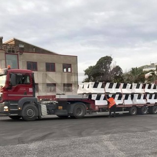 Sanremo: arrivati i 120 metri di 'New Jersey' che serviranno per la sicurezza delle vie nel centro della città (Foto) Sanremo: arrivati i 120 metri di 'New Jersey' che serviranno per la sicurezza delle vie nel centro della città (Foto)
