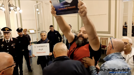 I no-vax al Casinò di Sanremo per la presentazione del libro di Matteo Bassetti I no-vax al Casinò di Sanremo per la presentazione del libro di Matteo Bassetti