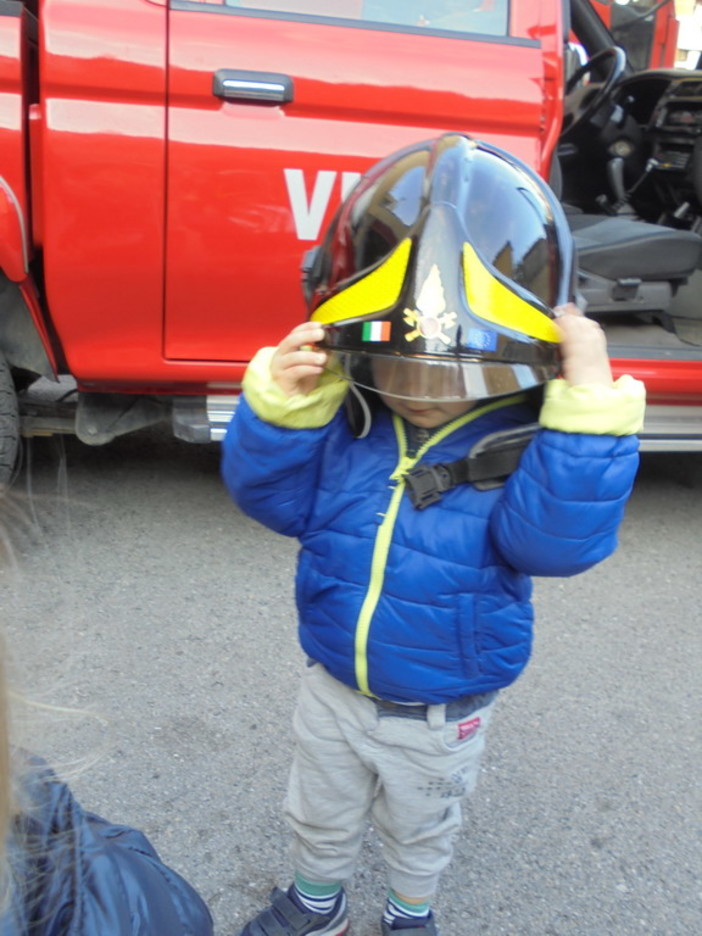 Sanremo: i bambini del nido 'La Cicogna' hanno visitato il distaccamento dei Vigili del Fuoco Sanremo: i bambini del nido 'La Cicogna' hanno visitato il distaccamento dei Vigili del Fuoco
